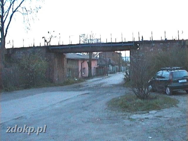 2005-04-25.99d lin PN-WG wiadukt PN ul. sucha.JPG - Pozna Wschd - Pozna Karoli, wiadukt nad uliczka Such na linii Pozna Wschd - Wgrowiec